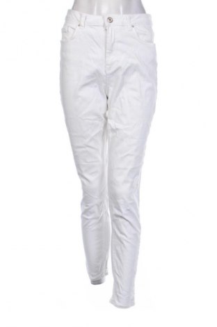 Дамски дънки Pieces, Размер M, Цвят Бял, Цена 19,99 лв.