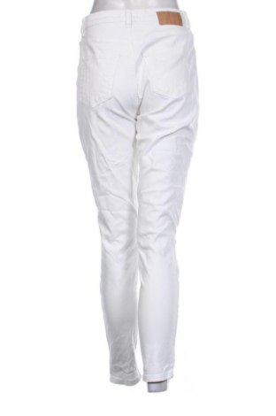 Дамски дънки Pieces, Размер M, Цвят Бял, Цена 19,99 лв.