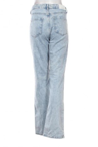 Дамски дънки Stradivarius, Размер L, Цвят Син, Цена 40,99 лв.