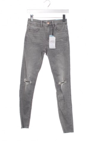 Damskie jeansy Stradivarius, Rozmiar XS, Kolor Szary, Cena 39,99 zł