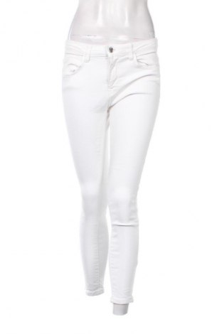 Blugi de femei Zara, Mărime M, Culoare Alb, Preț 64,99 Lei