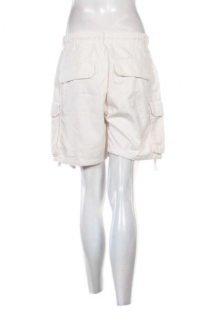 Γυναικείο κοντό παντελόνι Bershka, Μέγεθος M, Χρώμα Εκρού, Τιμή 8,99 €