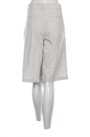 Дамски къс панталон Clockhouse, Размер L, Цвят Сив, Цена 19,04 лв.