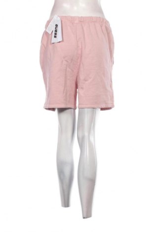 Дамски къс панталон Guess, Размер L, Цвят Пепел от рози, Цена 127,99 лв.
