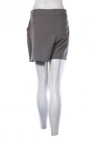 Дамски къс панталон Mohito, Размер L, Цвят Сив, Цена 29,86 лв.