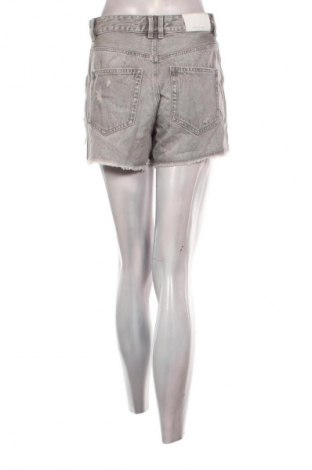 Дамски къс панталон Stradivarius, Размер M, Цвят Сив, Цена 25,99 лв.