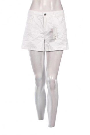 Дамски къс панталон Tissaia, Размер L, Цвят Бял, Цена 16,99 лв.