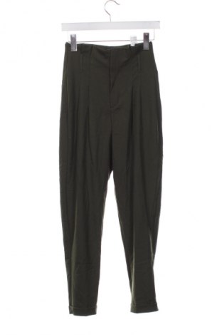 Damskie spodnie Bershka, Rozmiar XS, Kolor Zielony, Cena 105,70 zł