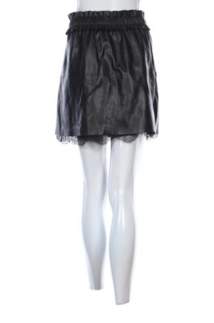 Пола Reserved, Размер S, Цвят Черен, Цена 19,55 лв.