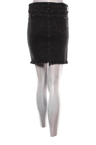 Пола Tommy Jeans, Размер S, Цвят Черен, Цена 117,99 лв.