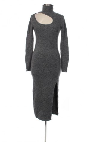 Šaty  Bershka, Velikost M, Barva Šedá, Cena  389,00 Kč