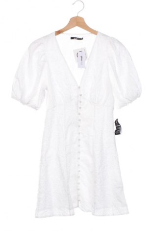 Рокля Gina Tricot, Размер S, Цвят Бял, Цена 79,99 лв.