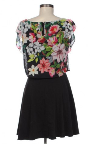 Рокля Guess, Размер M, Цвят Многоцветен, Цена 80,99 лв.