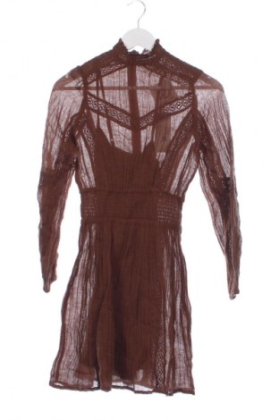 Рокля Guess, Размер XS, Цвят Кафяв, Цена 177,99 лв.