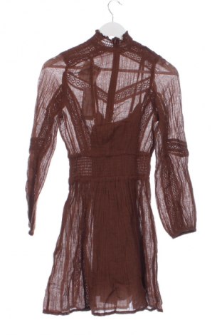 Рокля Guess, Размер XS, Цвят Кафяв, Цена 177,99 лв.