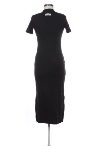 Рокля Lacoste, Размер S, Цвят Черен, Цена 279,99 лв.