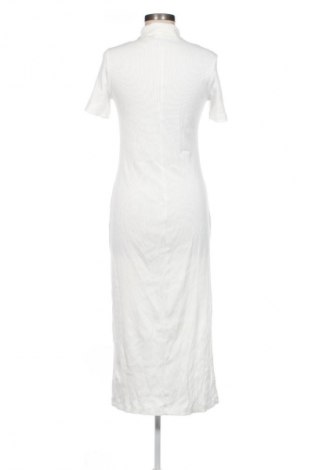 Рокля Lacoste, Размер M, Цвят Бял, Цена 224,99 лв.