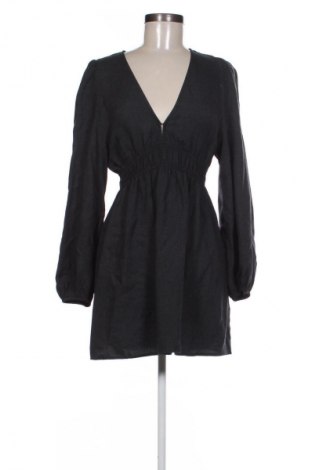 Рокля Pull&Bear, Размер M, Цвят Сив, Цена 39,03 лв.