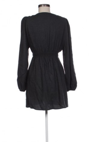 Рокля Pull&Bear, Размер M, Цвят Сив, Цена 39,03 лв.