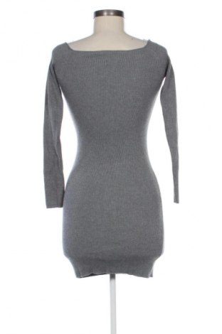 Kleid Stradivarius, Größe S, Farbe Grau, Preis € 17,99