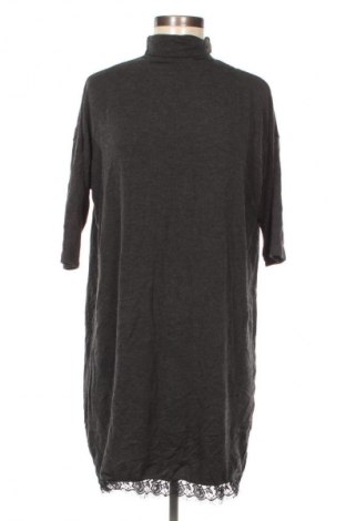 Рокля Stradivarius, Размер S, Цвят Сив, Цена 11,99 лв.