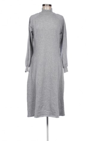 Рокля Tatuum, Размер M, Цвят Сив, Цена 189,99 лв.