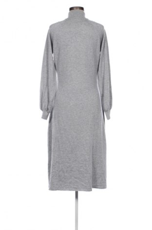 Рокля Tatuum, Размер M, Цвят Сив, Цена 189,99 лв.