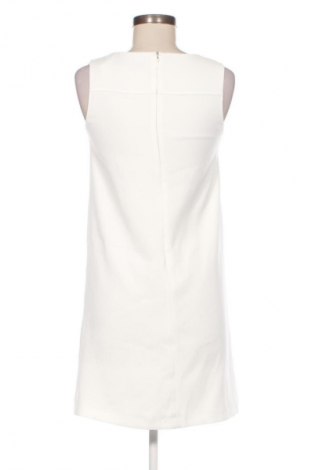Рокля Zara, Размер XS, Цвят Бял, Цена 27,37 лв.