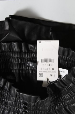 Дамски къс кожен панталон Zara, Размер S, Цвят Черен, Еко кожа, Цена 33,75 лв.