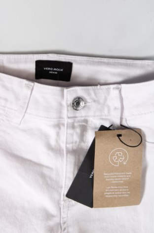 Дамски къс панталон Vero Moda, Размер XS, Цвят Бял, Цена 21,24 лв.