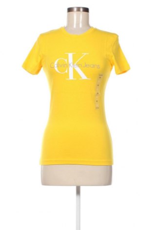 Damen T-Shirt Calvin Klein Jeans, Größe XS, Farbe Gelb, Preis 27,84 €