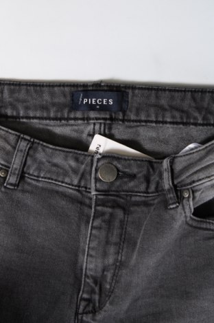 Dámske džínsy  Pieces, Veľkosť M, Farba Sivá, Cena  3,54 €