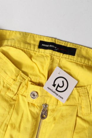 Дамски къс панталон Miss Sixty, Размер M, Цвят Жълт, Цена 18,36 лв.