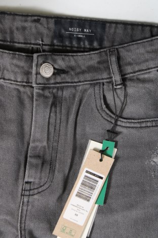 Pantaloni scurți de femei Noisy May, Mărime XS, Culoare Gri, Preț 101,97 Lei
