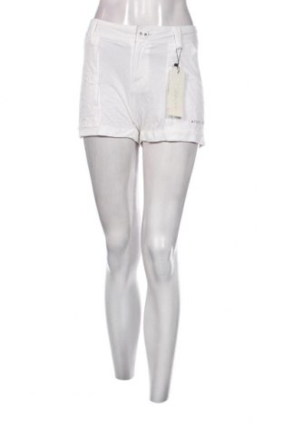 Дамски къс панталон Pepe Jeans, Размер L, Цвят Бял, Цена 20,40 лв.