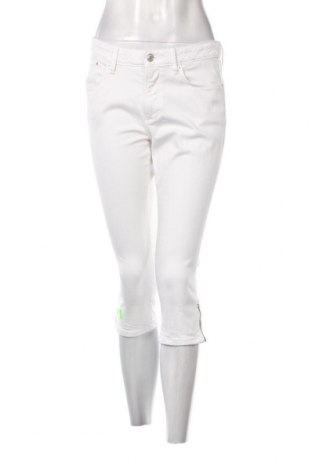 Дамски къс панталон S.Oliver, Размер S, Цвят Бял, Цена 17,28 лв.