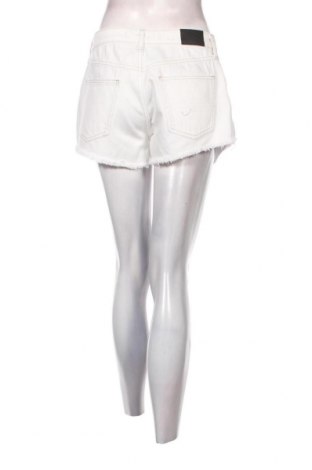 Γυναικείο κοντό παντελόνι Superdry, Μέγεθος M, Χρώμα Λευκό, Τιμή 13,32 €