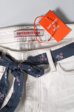 Дамски къс панталон Superdry, Размер S, Цвят Бял, Цена 24,48 лв.