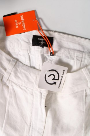 Damen Shorts Superdry, Größe M, Farbe Weiß, Preis 35,05 €