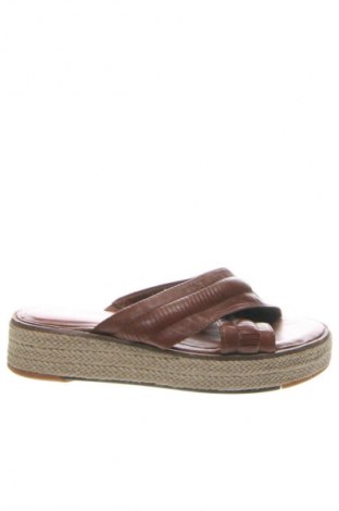 Чехли Tamaris, Размер 38, Цвят Кафяв, Цена 65,99 лв.