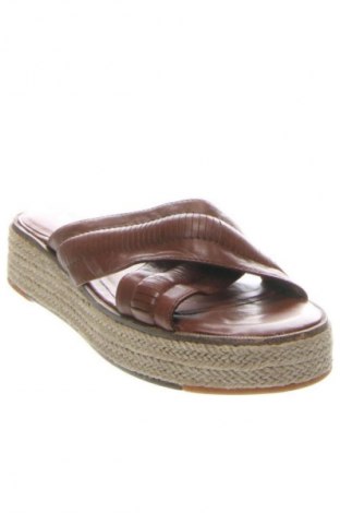 Чехли Tamaris, Размер 38, Цвят Кафяв, Цена 65,99 лв.