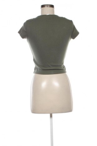 Дамска блуза Bershka, Размер M, Цвят Зелен, Цена 19,99 лв.