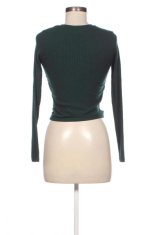 Дамска блуза Bershka, Размер XS, Цвят Зелен, Цена 19,99 лв.