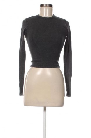 Дамска блуза Bershka, Размер XS, Цвят Сив, Цена 11,99 лв.