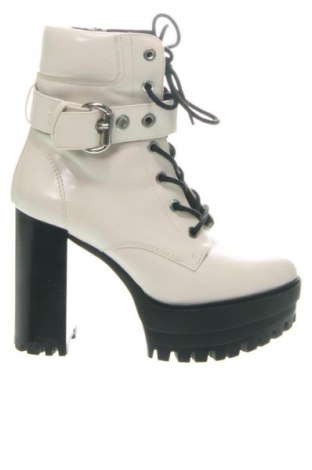 Damen Stiefeletten Bershka, Größe 36, Farbe Weiß, Preis 32,23 €