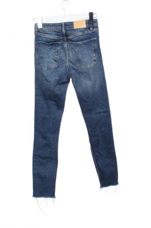 Дамски дънки Bershka, Размер XS, Цвят Син, Цена 26,99 лв.