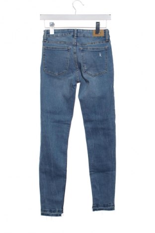Дамски дънки Bershka, Размер XS, Цвят Син, Цена 26,99 лв.