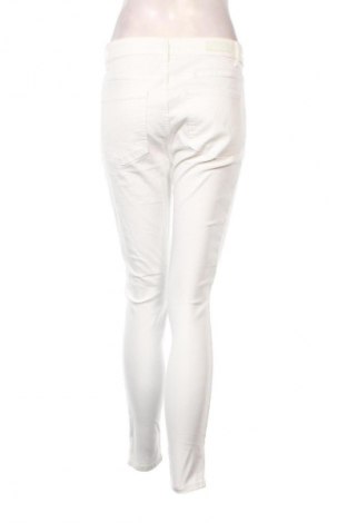 Дамски дънки Clockhouse, Размер L, Цвят Бял, Цена 22,99 лв.