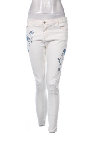 Дамски дънки Clockhouse, Размер L, Цвят Бял, Цена 22,99 лв.