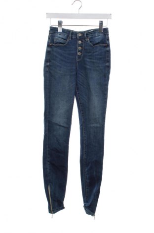 Dámske džínsy  Guess, Veľkosť XS, Farba Modrá, Cena  38,36 €